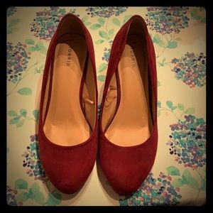 Burgundy wedges